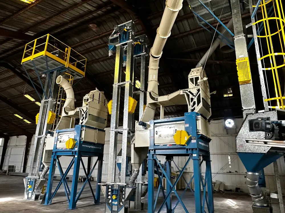 Interior do armazém do WebSilos Park com elevadores, máquinas de limpeza e dutos de aeração