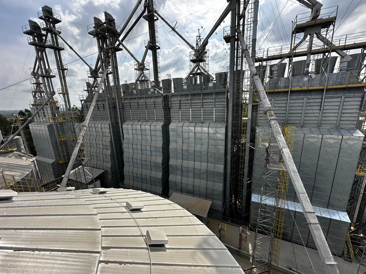 Unidade armazenadora de grãos com silos metálicos